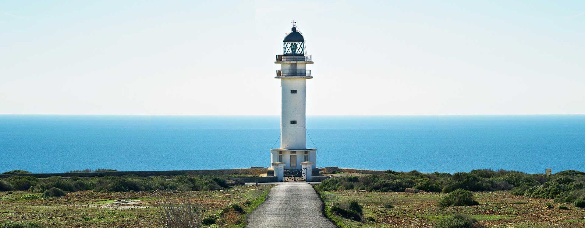 Vista del faro Cap de Barbaria en Formentera