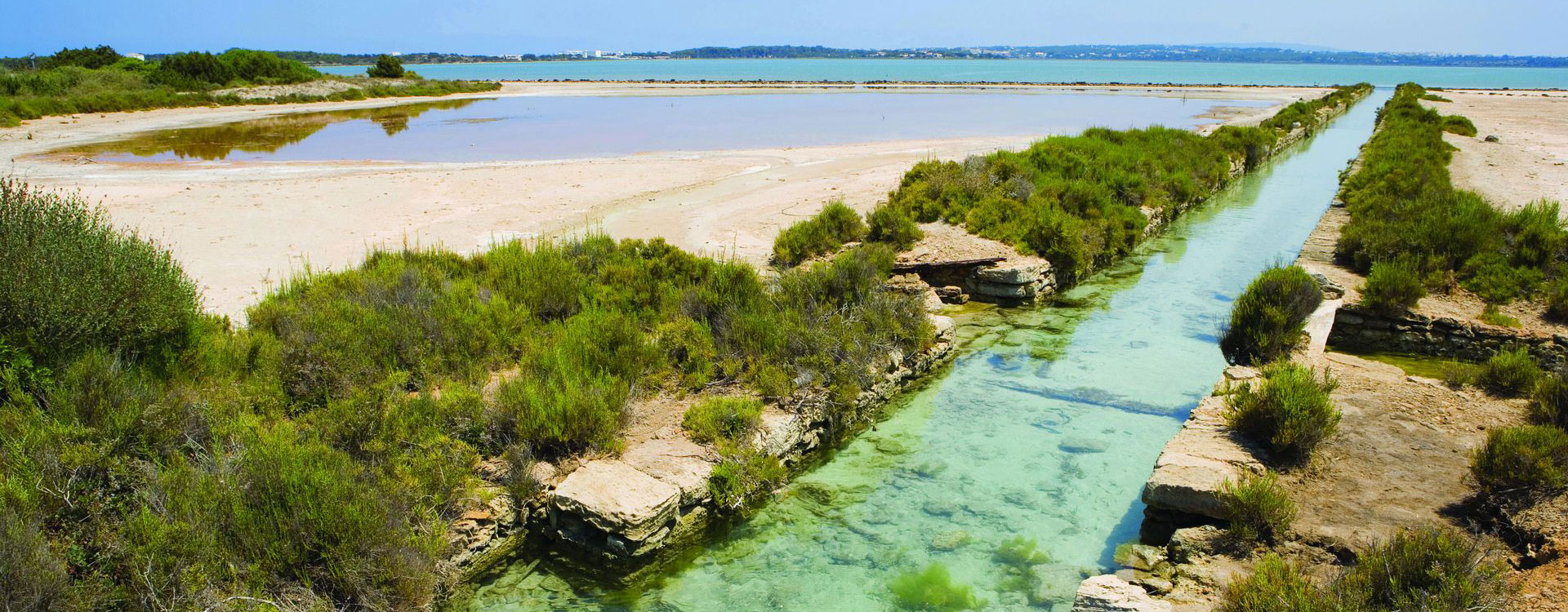 Vista del Área natural protegida Estany Pudent en Formentera