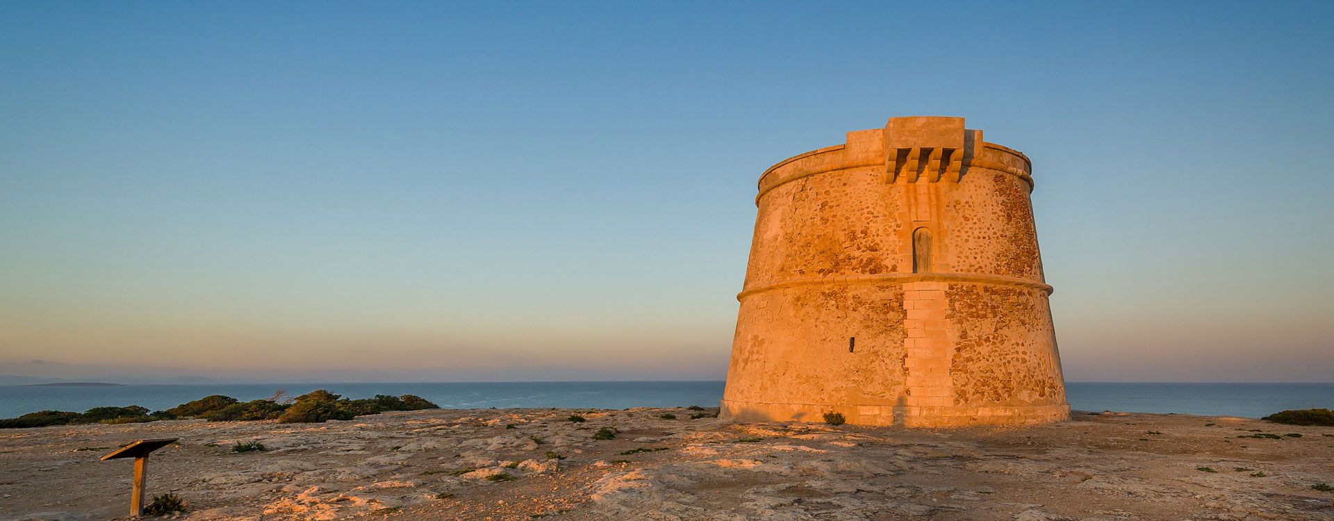 Vista de la torre de defensa Punta Prima en Formentera