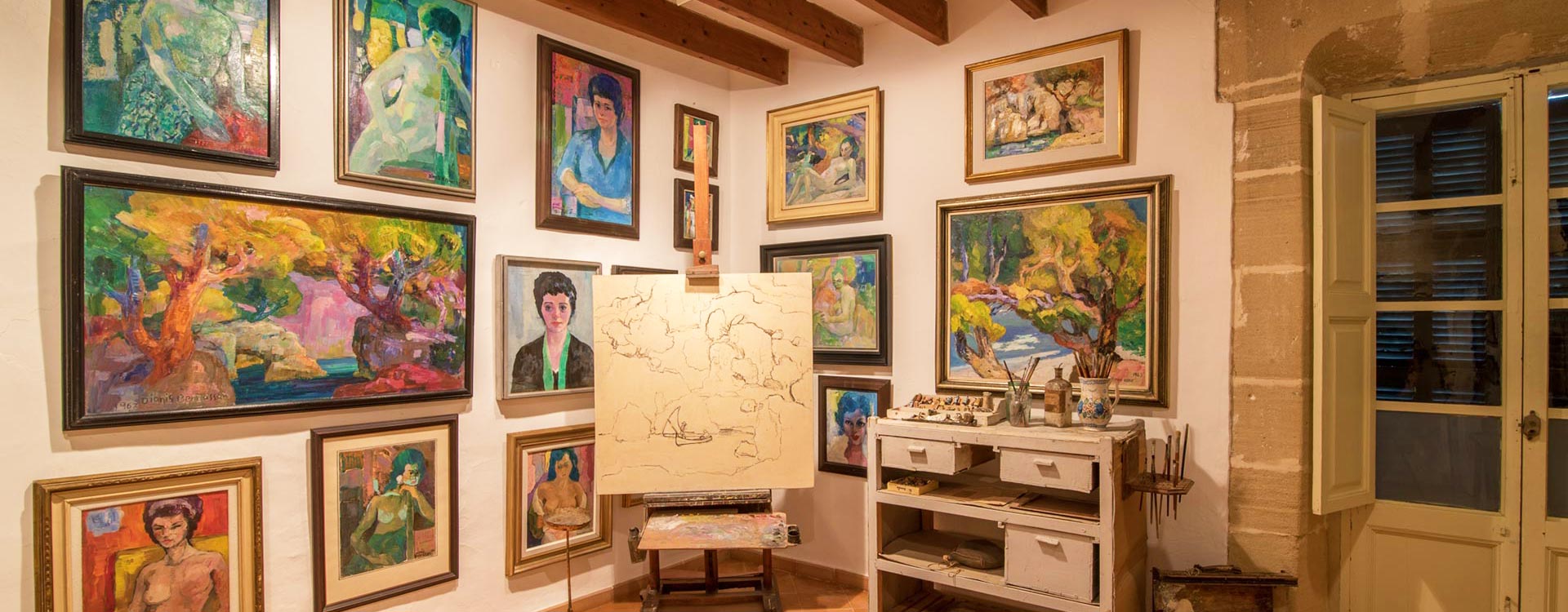 Por último, no podemos olvidarnos de las Casas Museo del escritor Llorenç Villalonga, uno de los los literatos más importantes de Mallorca del siglo pasado; del pintor Dionís Bennàssar, que alberga gran parte de su legado artístico y de Fray Junípero Serra, un ejemplo muy característico de las viviendas típicas del campesinado de la zona en los siglos XVII y XVIII.